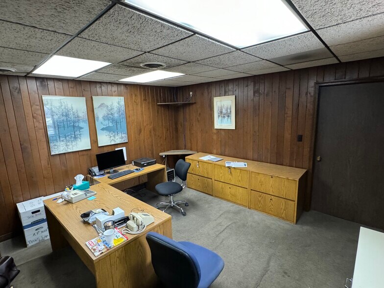 More Photos Of 4200 Shawnee Dr, Kansas City Manufacturing For Lease