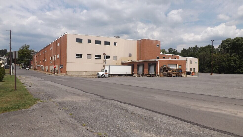 More Photos Of 700 Hepburn St, Milton Showroom For Lease