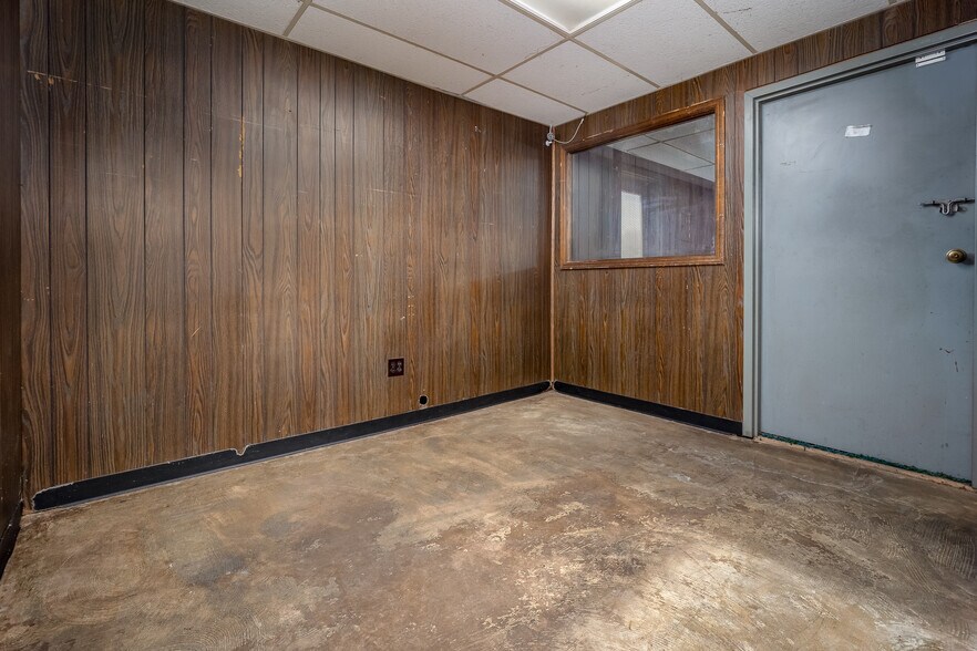 More Photos Of 6845 S Western Ave, Oklahoma City Distribution For Sale