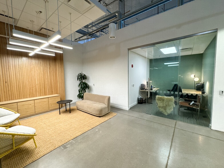 More Photos Of 4750 S 44th Pl, Phoenix Research And Development For Lease
