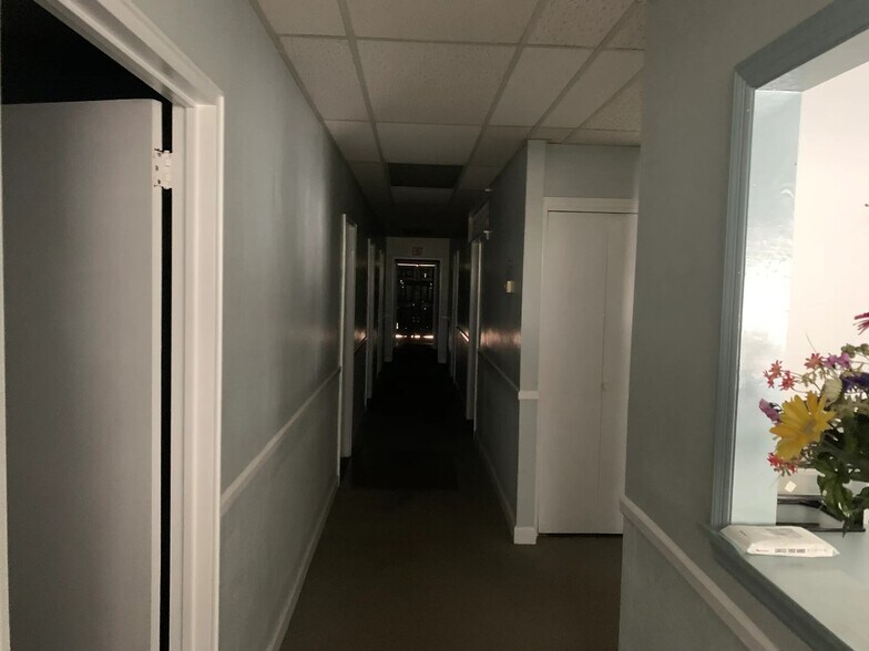 More Photos Of 727–729 Anderson St., Belton General Retail For Lease