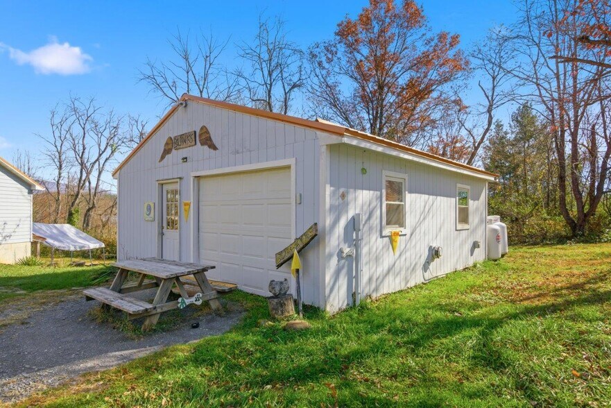 More Photos Of 204 Douglas Ln, Pearisburg Hospitality For Sale