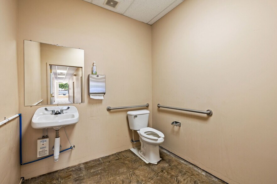 More Photos Of 121 S Bickford Ave, El Reno Storefront For Lease