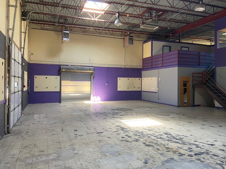 More Photos Of 3560-3570 Western Ave, Highland Park Freestanding For Sale