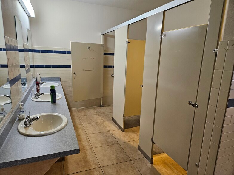 More Photos Of 3684 N Townsend Ave, Montrose Flex For Sale