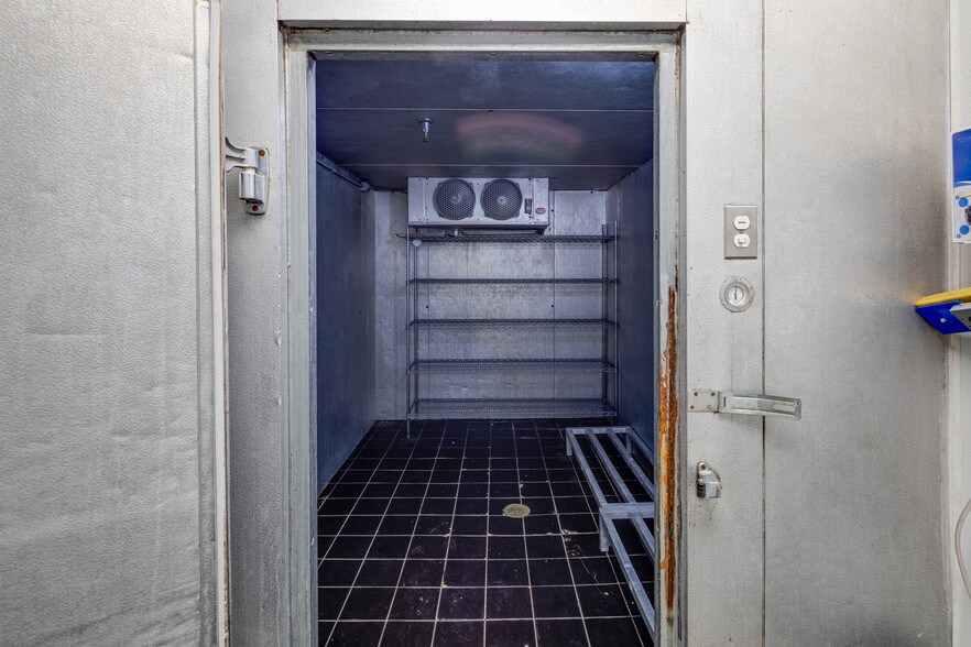 More Photos Of 702 Mall Blvd, Brunswick Supermarket For Sale