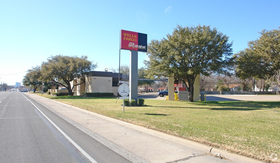 More Photos Of 4805 E Belknap St, Haltom City Bank For Lease