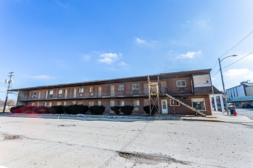 More Photos Of 200 E Main St, Hoopeston Hotel For Sale