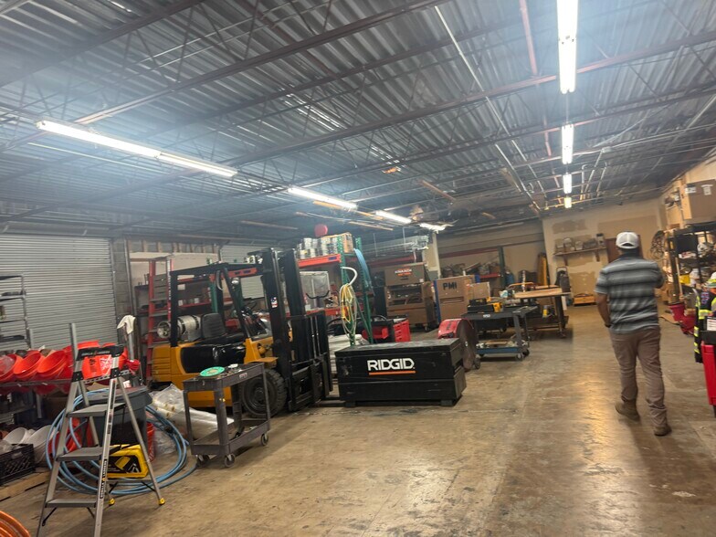 More Photos Of 4355 Centergate St, San Antonio Light Distribution For Lease