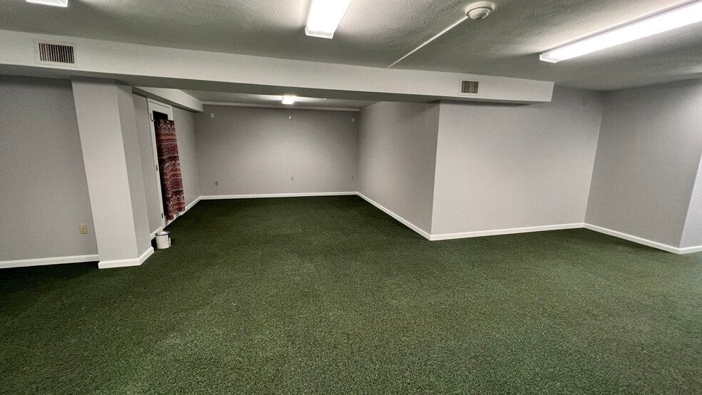 More Photos Of 185 W State St, Granby Storefront Retail Office For Lease