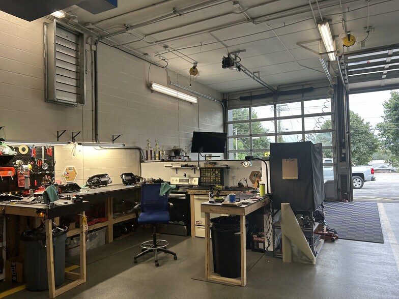 More Photos Of 70 Ridge Rd, Ontario Showroom For Lease