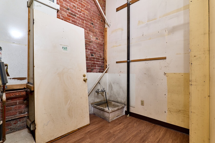 More Photos Of 910 2nd St, Sacramento Bar For Sale