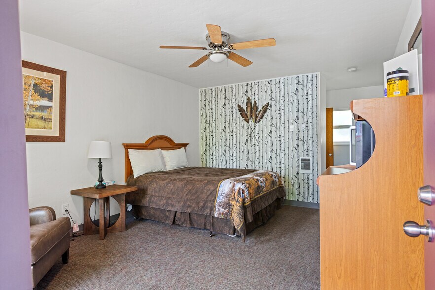 More Photos Of 787 N Central Blvd, Coquille Hotel For Sale