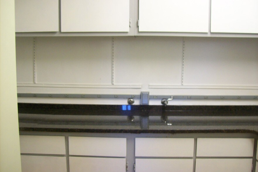 More Photos Of 23030 Mooney St, Farmington Medical For Lease