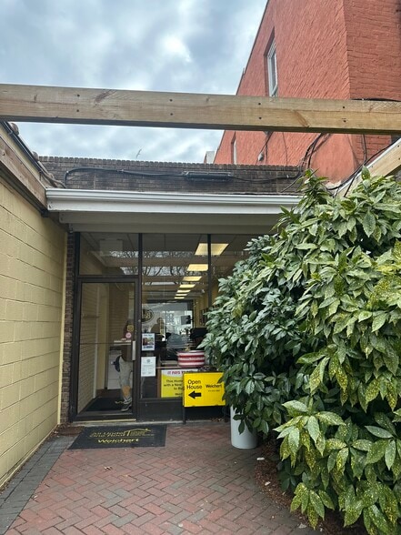 More Photos Of 2090 Boston Post Rd, Larchmont Office For Lease