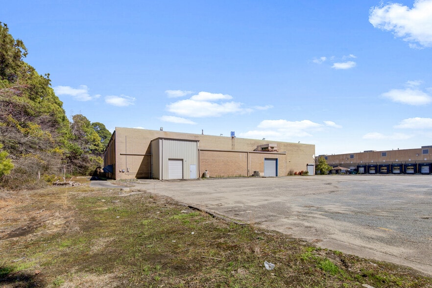 More Photos Of 3036 Gillespie St, Fayetteville Manufacturing For Lease