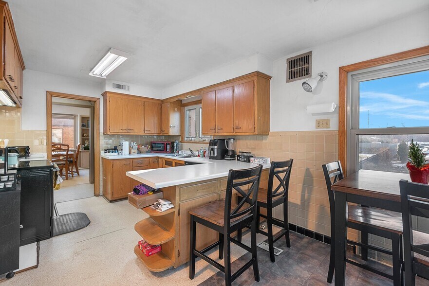 More Photos Of 1405 W Silver Spring Dr, Milwaukee Veterinarian Kennel For Sale
