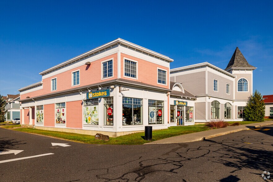 More Photos Of 105 Boul Du Carrefour, Bromont General Retail For Lease