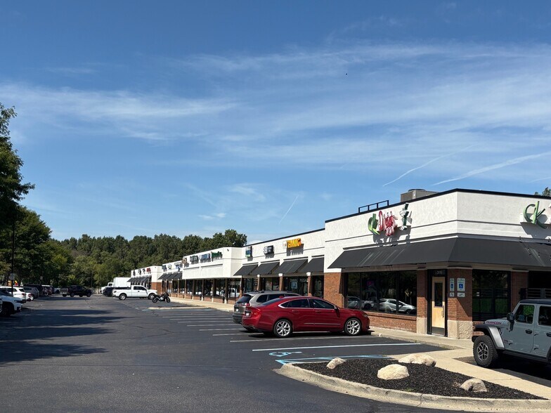 Primary Photo Of 2010-2118 W Auburn Rd, Rochester Hills Storefront For Lease