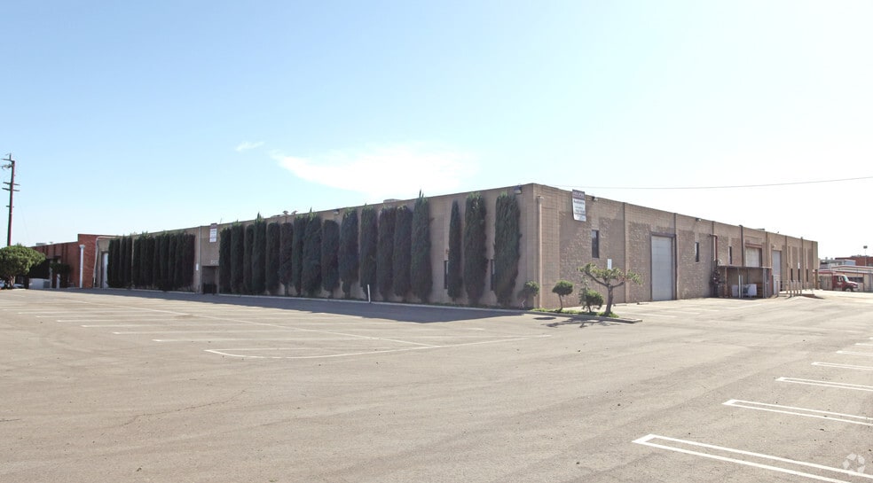 More Photos Of 20450 Plummer St, Chatsworth Warehouse For Lease