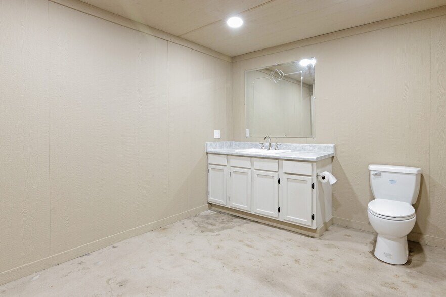 More Photos Of 4737 TX-91, Denison Showroom For Lease