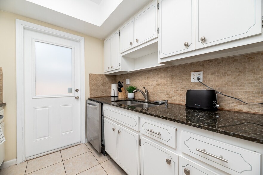 More Photos Of 820 NE 21st Dr, Wilton Manors Apartments For Sale