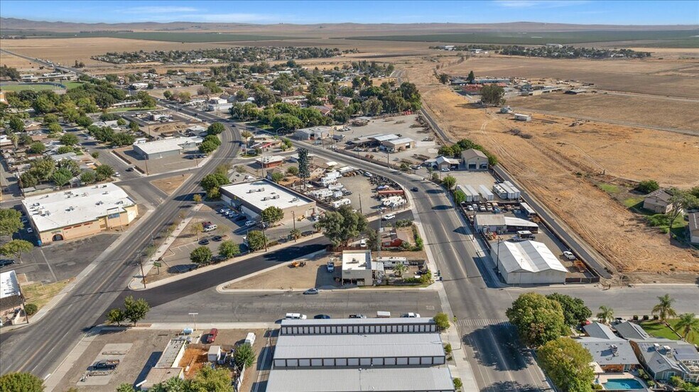 More Photos Of 100 1st St, Coalinga Radio TVTransmission Facilities For Sale