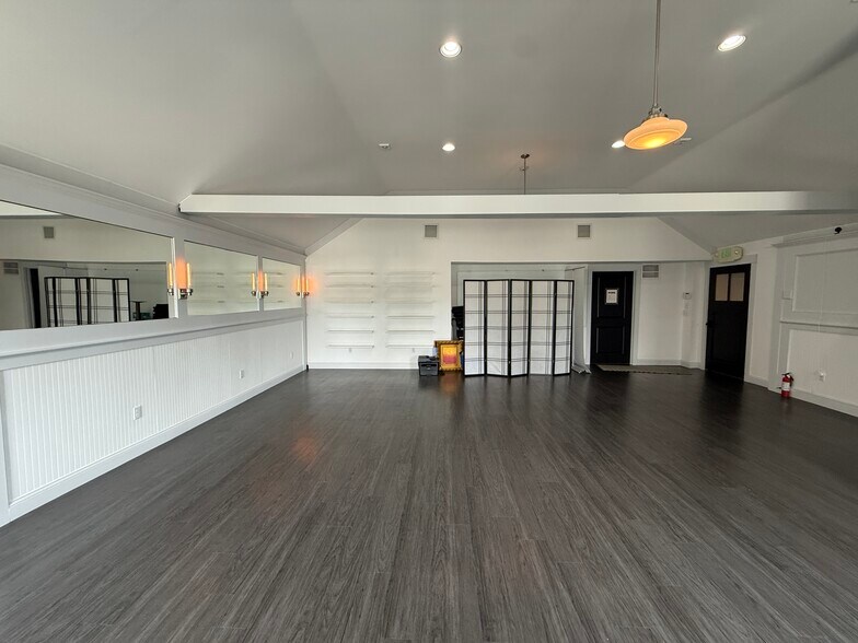 More Photos Of 18 Park St, Andover Bar For Lease