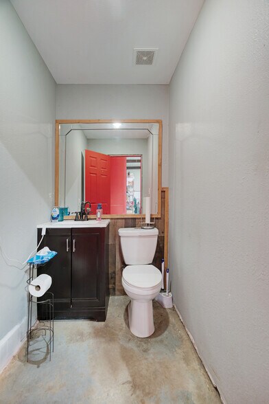 More Photos Of 6210 Lamar Rd, Reno Flex For Sale