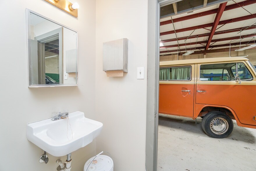 More Photos Of 2409 Austin St, Houston Warehouse For Sale