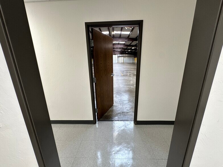 More Photos Of 401 SE 59th St, Oklahoma City Distribution For Sale