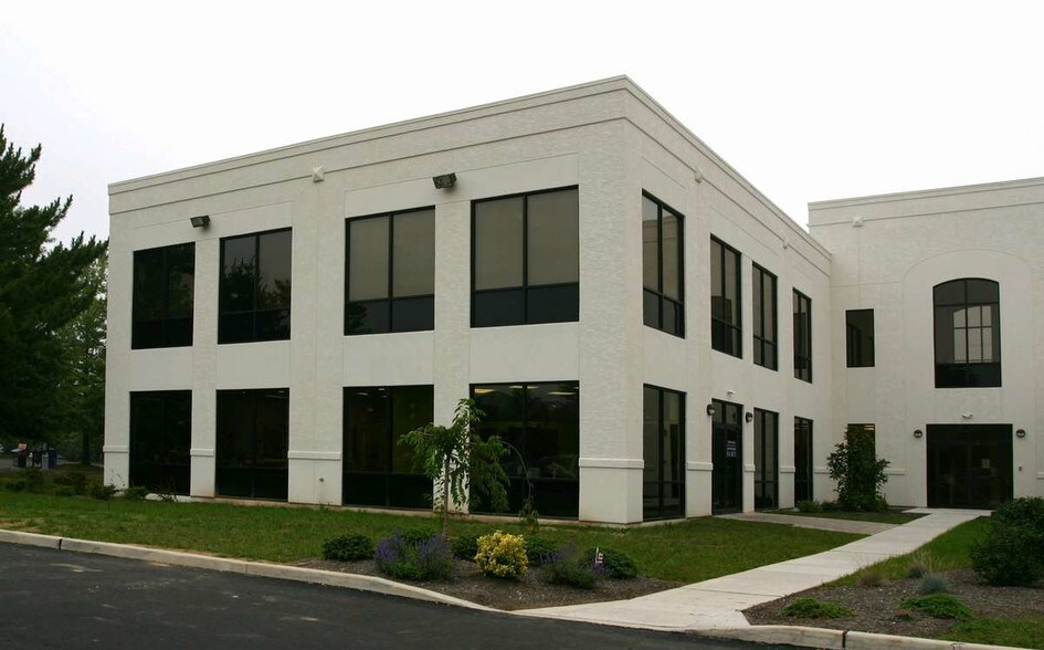 More Photos Of 12 Penns Trl, Newtown Medical For Lease