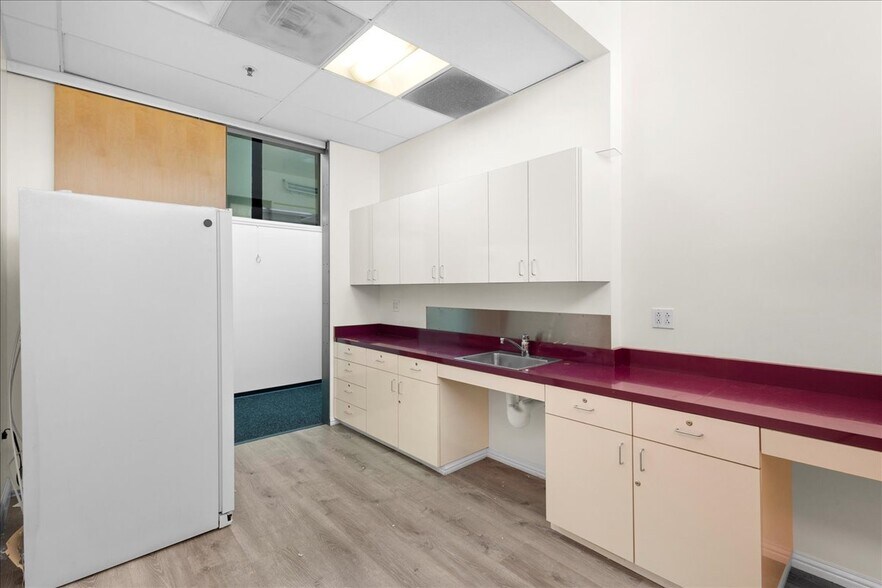 More Photos Of 482 W MacArthur Blvd, Oakland Medical For Sale
