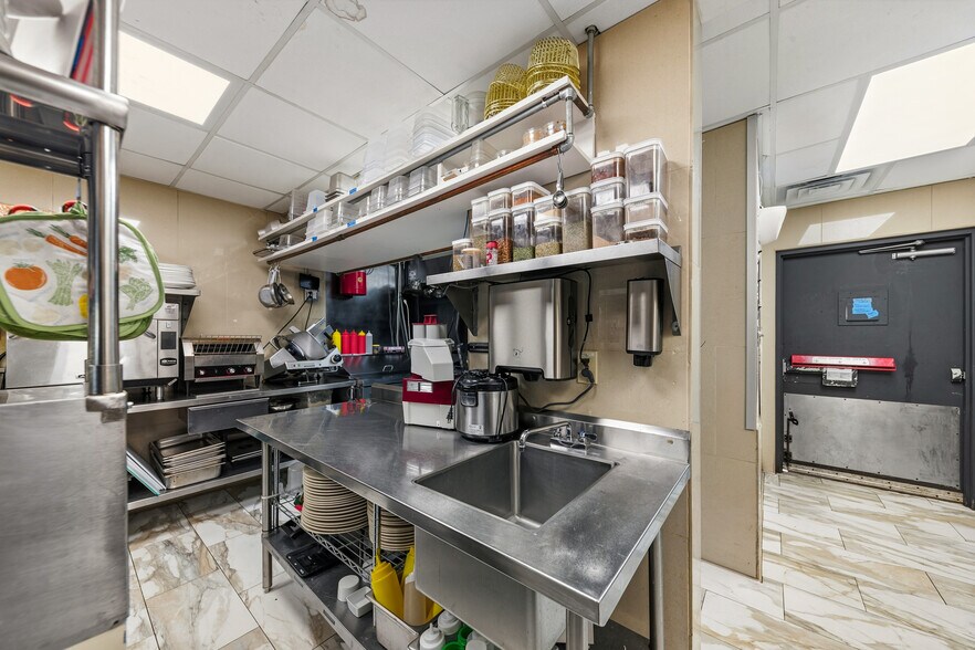 More Photos Of 320 W College St, Pulaski Fast Food For Sale