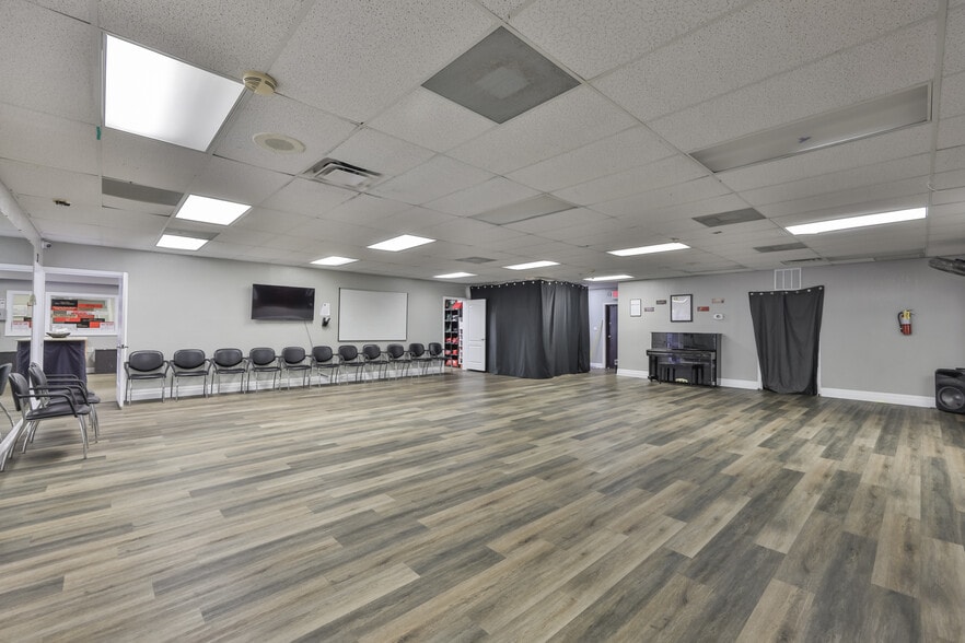 More Photos Of 307 S Parsons Ave, Brandon Storefront For Lease