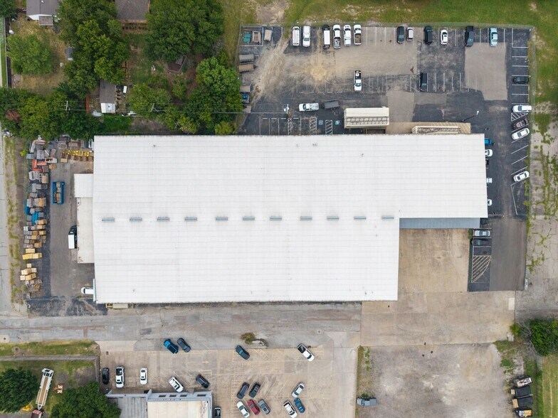 More Photos Of 921 E Waggoman St, Fort Worth Distribution For Lease