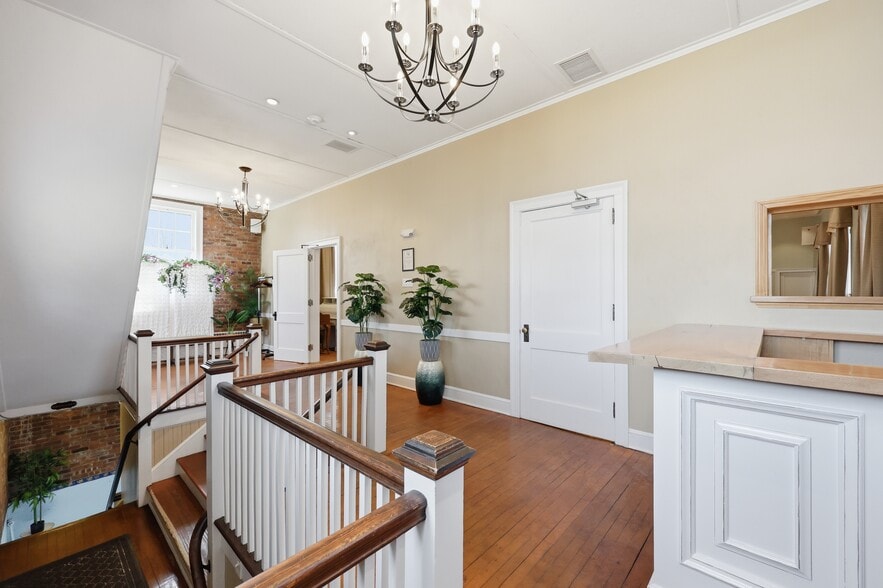 More Photos Of 43 Naubuc Ave, Glastonbury Flex For Sale