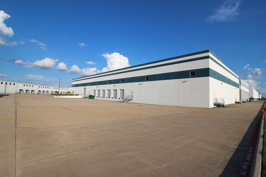 More Photos Of 22745 NW Lake Dr, Houston Distribution For Lease