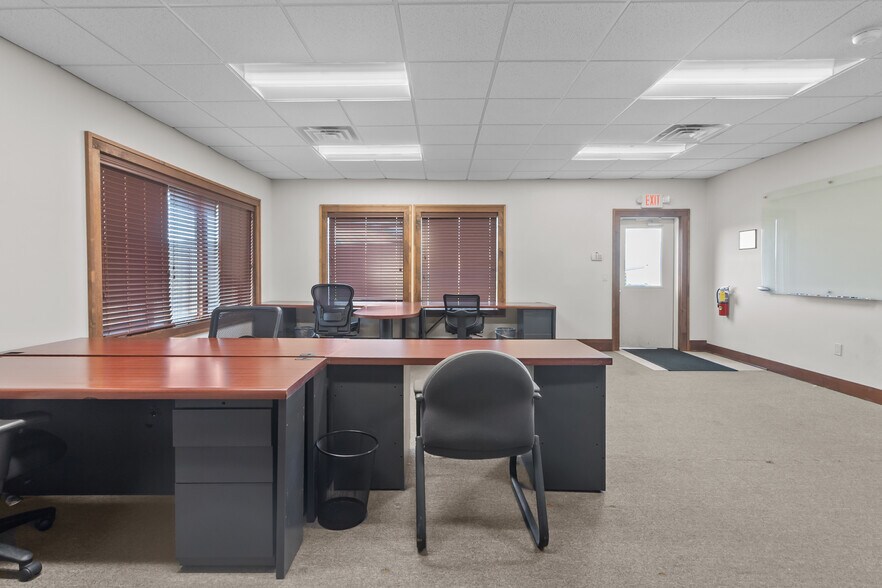 More Photos Of 2492 Crest Dr, Lake Geneva Office For Sale