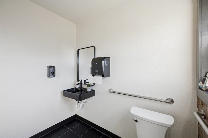 More Photos Of 902 S Broadway St, La Porte Office For Sale