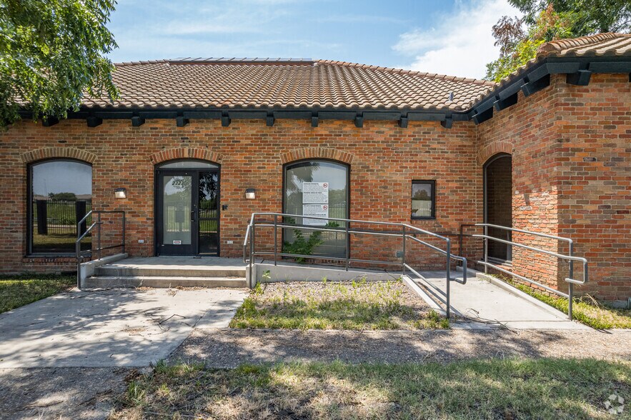 More Photos Of 2323 N Walton Walker Blvd, Dallas Office For Sale