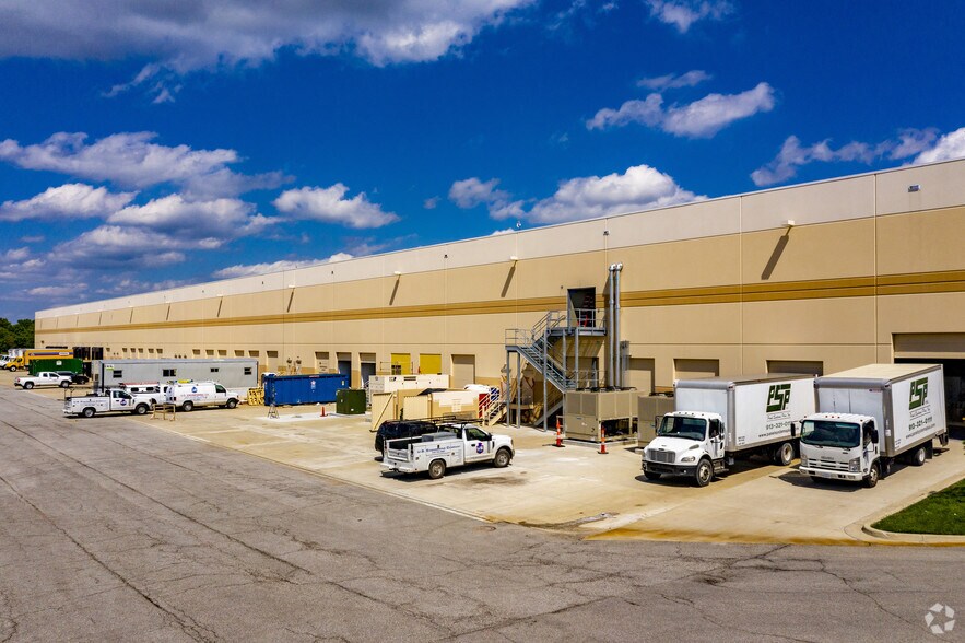 More Photos Of 10800-10836 Strang Line Rd, Lenexa Warehouse For Lease