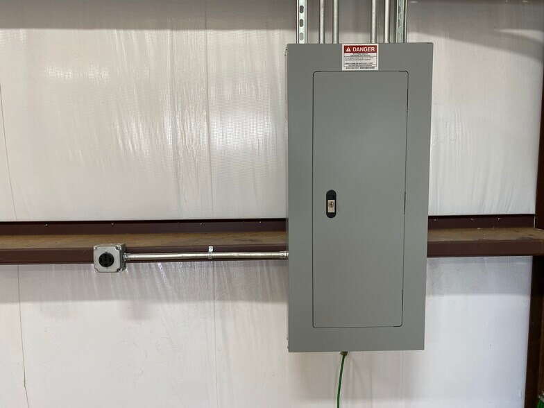 More Photos Of 8116 Silver Crossing, Oklahoma City Warehouse For Lease