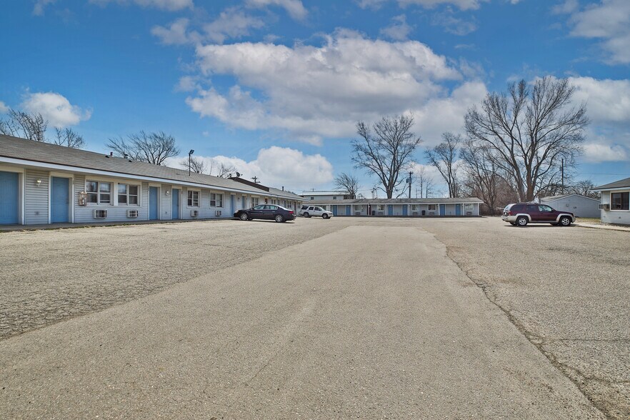 More Photos Of 2102 E Main St, Albert Lea Hotel For Sale