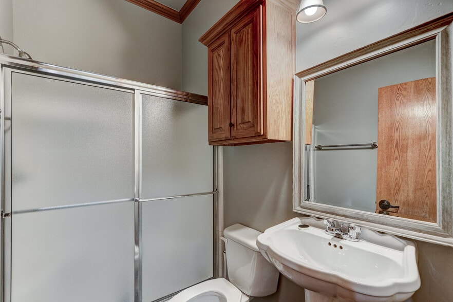 More Photos Of 901-909 Wall St, Norman Office For Sale
