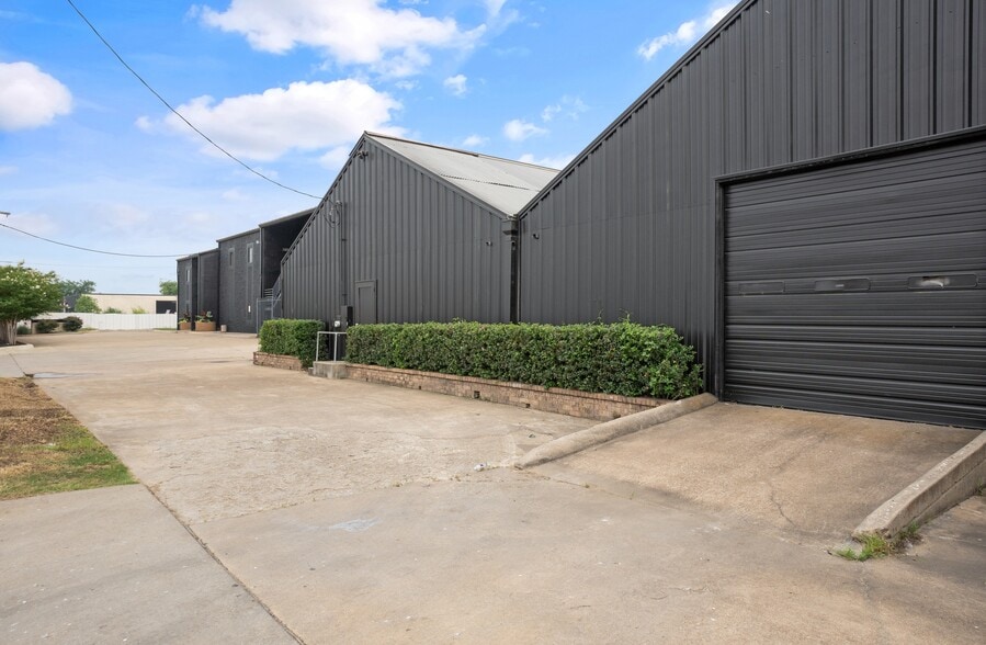 More Photos Of 3500 Easy St, Dallas Flex For Sale