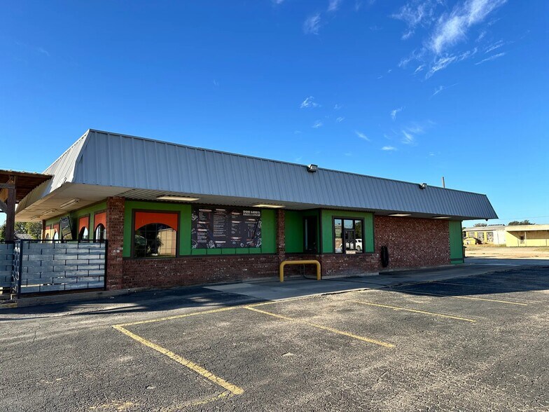 More Photos Of 2000 S Commercial Ave, Coleman Restaurant For Sale