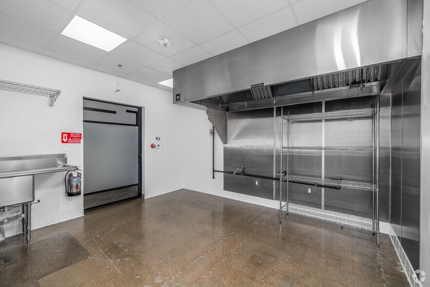 More Photos Of 14435 Victory Blvd, Van Nuys Health Club For Lease