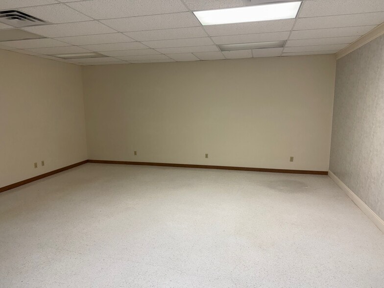 More Photos Of 4190 Corporate Ct, Palm Harbor Warehouse For Lease