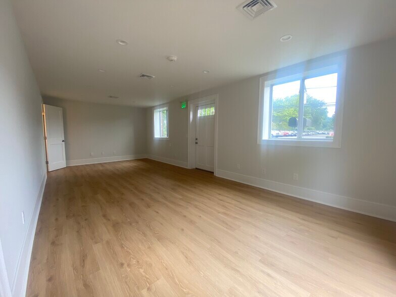 More Photos Of 78 E Putnam Ave, Cos Cob General Retail For Lease